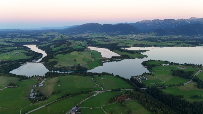 Roßhaupten mit Blick auf den Forggensee