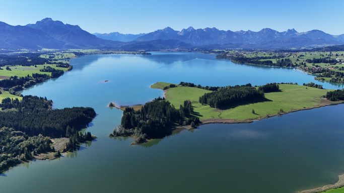 Hinten Forggensee dahinter der Illasbergsee bei Roßhaupten